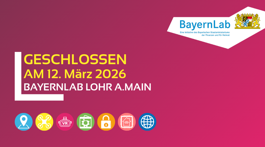 Auf einem magentafarbenen Hintergrund steht links ein gelbes Quadrat mit der Aufschrift 'GESCHLOSSEN AM 12. März 206 BayernLab Lohr a.Main'. Darunter sind sieben bunte Piktogramme zu verschiedenen Themen wie Standort, Information, Sicherheit und Netzwerk angeordnet. Oben rechts ist das BayernLab-Logo mit dem bayerischen Wappen und dem Schriftzug 'BayernLab Eine Initiative des Bayerischen Staatsministeriums der Finanzen und für Heimat' zu sehen.